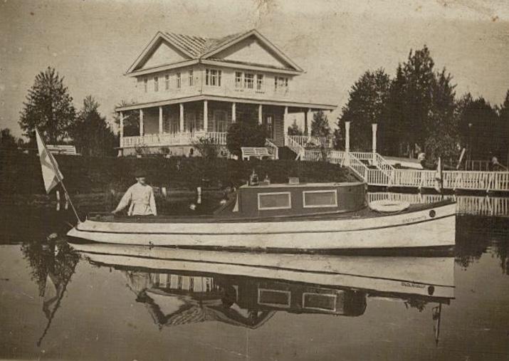Юровский мыс. Дача фабриканта А.Н.Евдокимова 8 ppsiz.ru 1910 год Первая моторная лодка Фабрикант Адриана Евдокимова на фоне его дачи на Юровском мысу