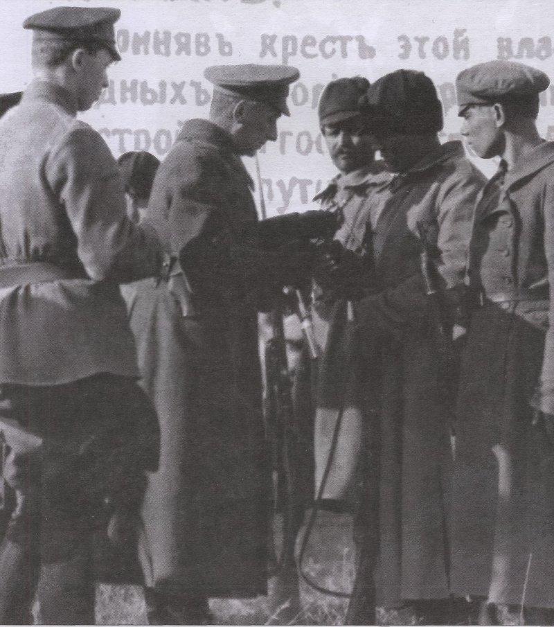 Ижевское восстание (1918 г.) и Ижевская дивизия (1919-1923 гг.) 27 ppsiz.ru 1919 год Колчак вручает бойцам боевые награды
