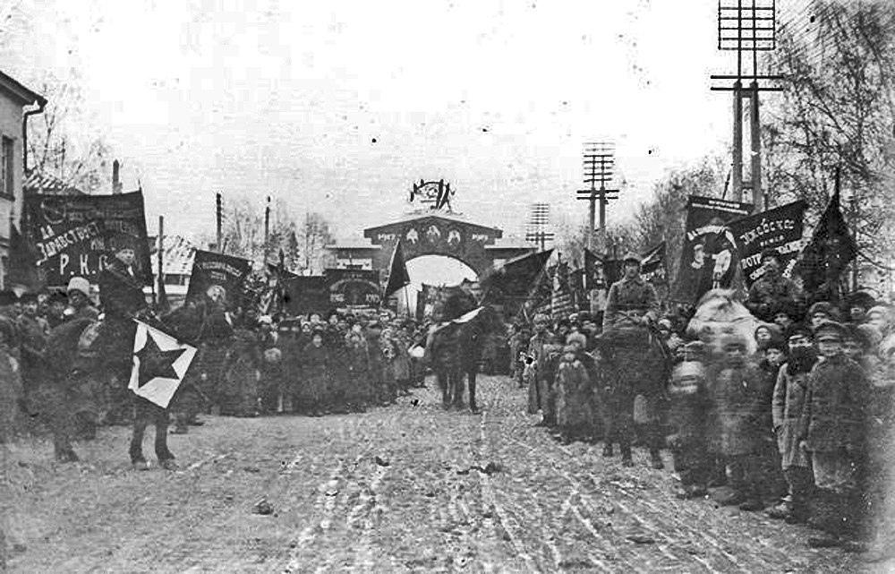 1919.11.07 Улица Советская Первая Октябрьская демонстрация в Ижевске