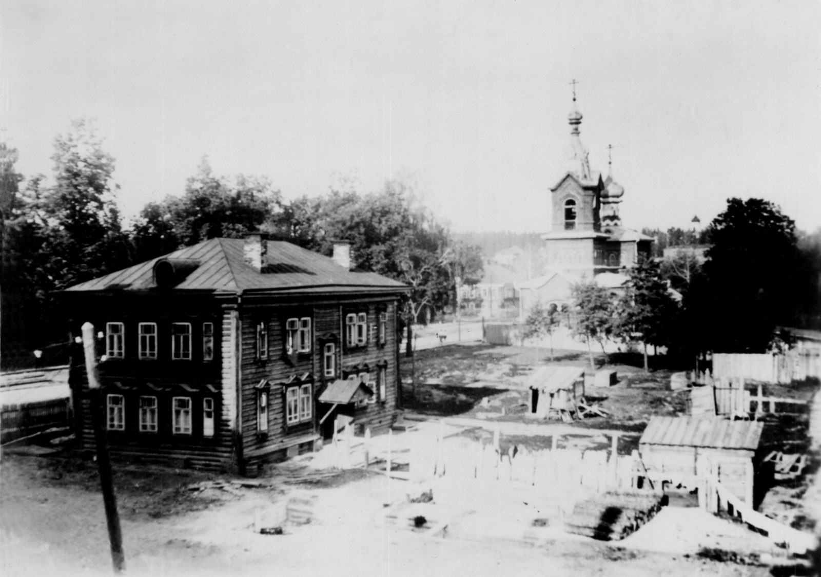 1920-е Угол Советской и Пушкинской Ещё нет дома Советская 16