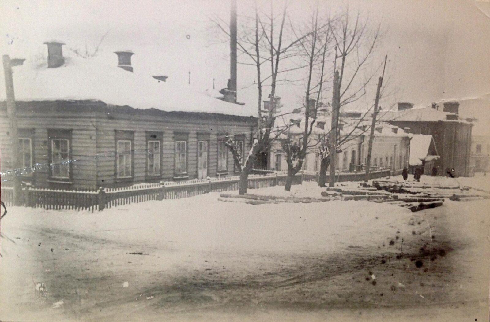 1925 год или ранее Перекрёсток улиц Труда Ленина и Красная юго-западный угол