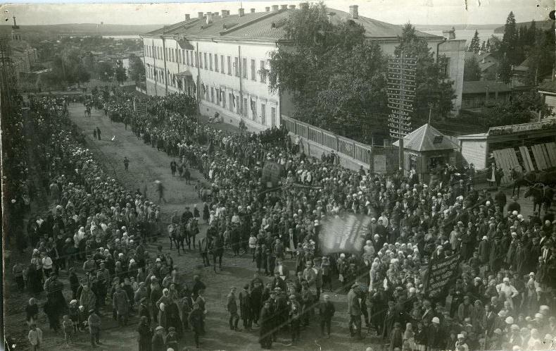 Перекрёсток Горького и Советской. 50 ppsiz.ru 1926.10 Перекрёсток Советской и Коммунальной Демонстрация в честь 12-летия Международного юношеского дня