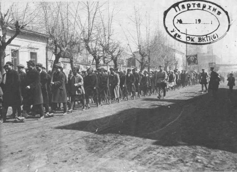 1928 год 1 мая Слева дом и сад при нём фабриканта Евдокимова Ныне там бывший первый гастроном