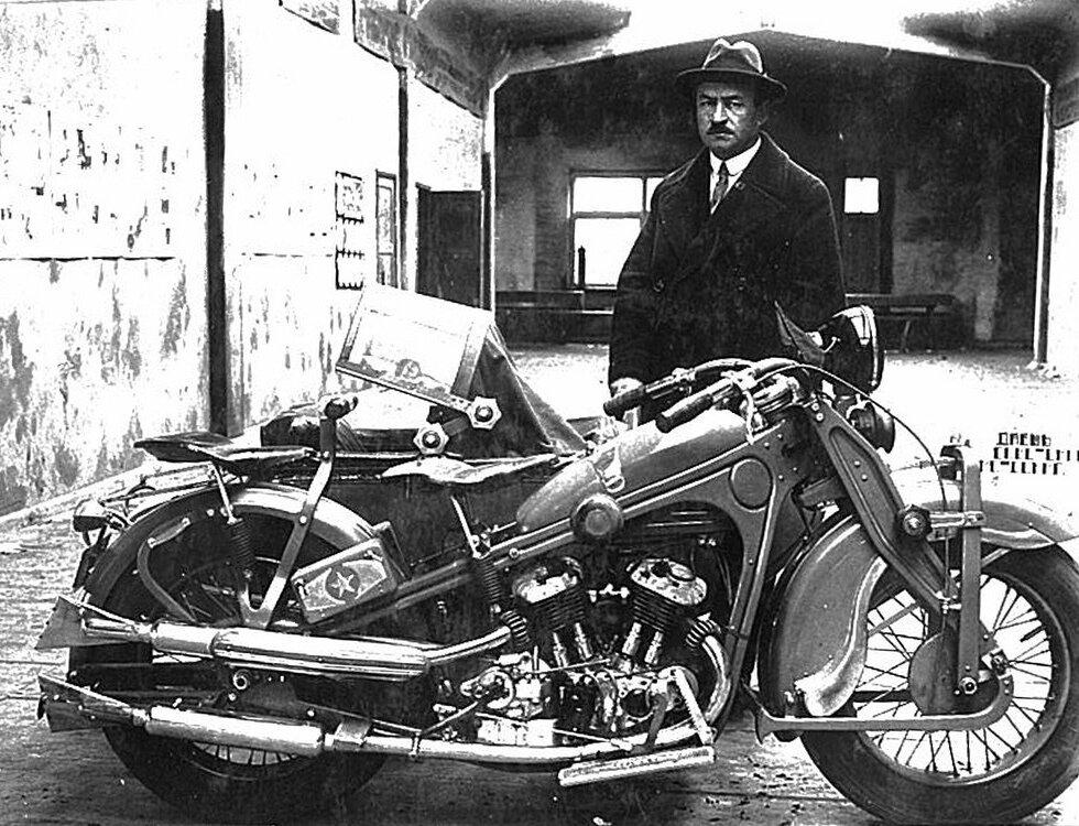 Можаров Пётр Владимирович 7 ppsiz.ru 1929 год Можаров с мотоциклом Иж-1