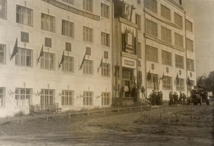 1930-е-1940-е Восточный фасад Дворца Труда со стороны улицы Свободы