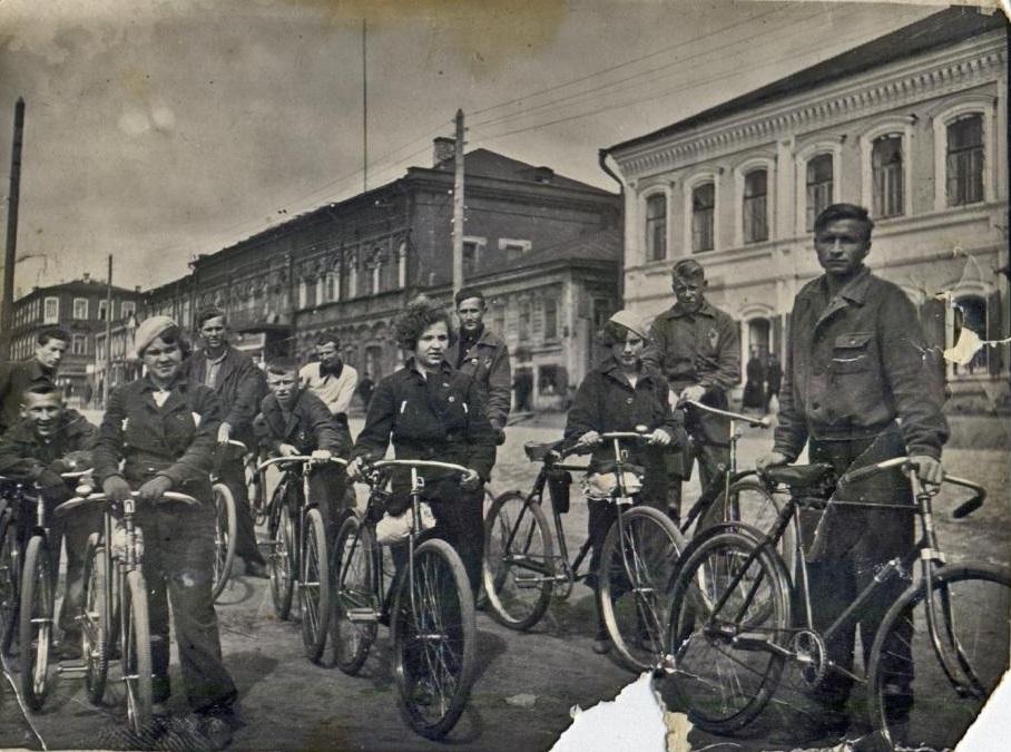 1930-е Велосипедисты на улице Коммунальной