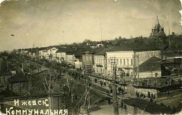 Перекрёсток Горького и Советской. 51 ppsiz.ru 1930 год Перекрёсток Коммунальной и Советской Аптека Генца уже снесена