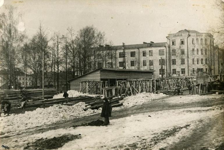 Красная, 133. Первый дом техперсонала «Ижстальзавода». Дом АТС. 26 ppsiz.ru 1930 год Строительство первого дома техперсонала Ижстальзавода