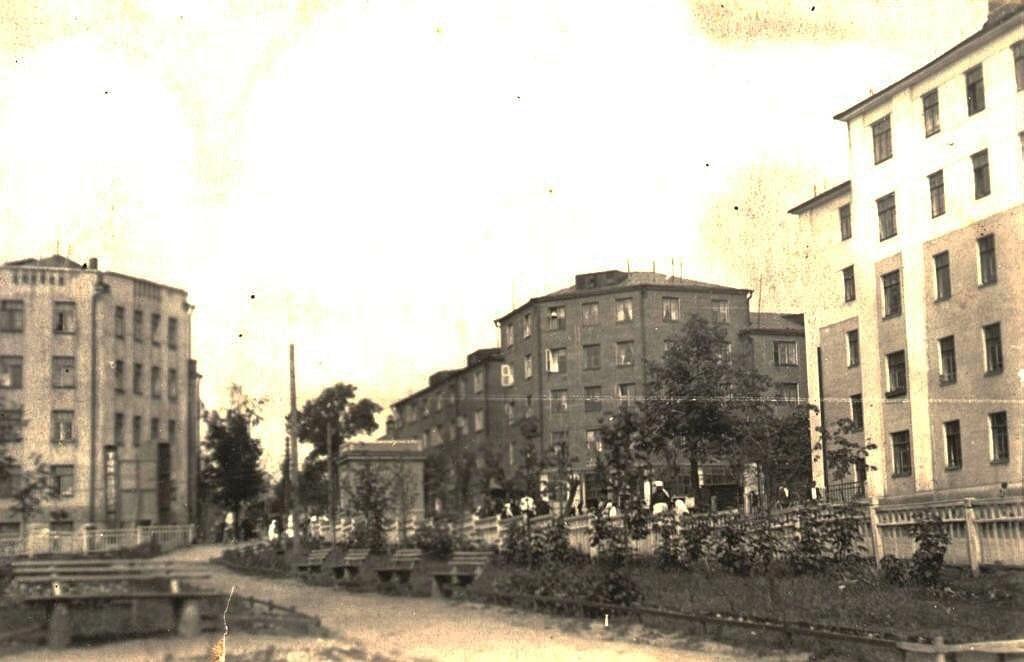Красная, 133. Первый дом техперсонала «Ижстальзавода». Дом АТС. 27 ppsiz.ru 1934-1937 Сквер около кинотеатра Колосс