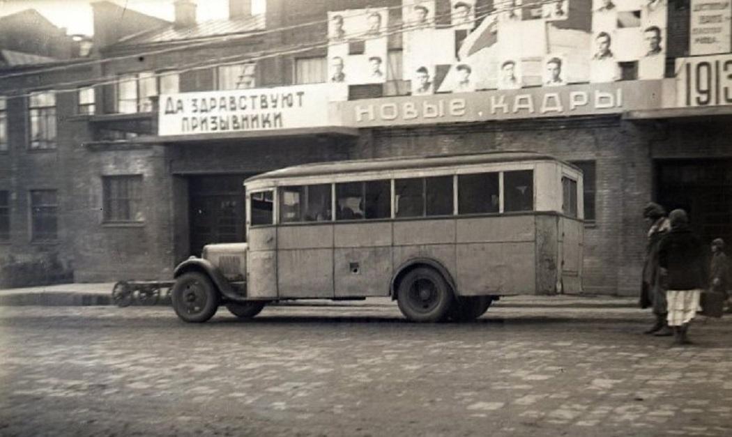 Наземный общественный транспорт. 46 ppsiz.ru 1934 год Автобус ЗИС-8 на площади Пастухова перед клубом КОР