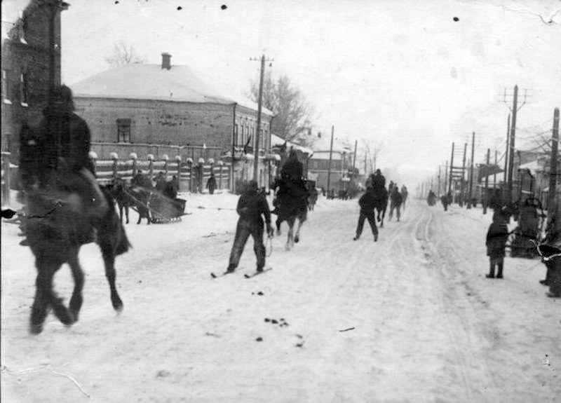1935 год Скиджоринг на улице Горького Слева дом 64 и далее на юг