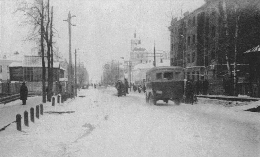 1935 год Улица Советская Справа дом Красноармейская 164 и Ильинская церковь в центре