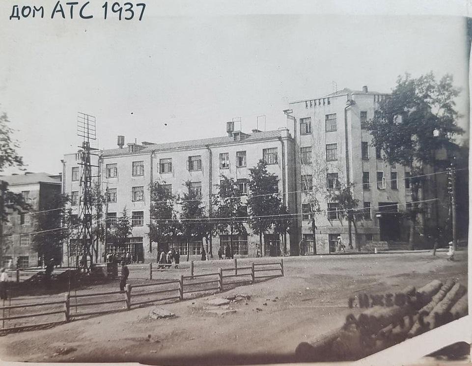Красная, 133. Первый дом техперсонала «Ижстальзавода». Дом АТС. 28 ppsiz.ru 1937 год Красная 133 Дом АТС