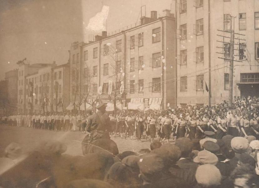 Красная, 133. Первый дом техперсонала «Ижстальзавода». Дом АТС. 31 ppsiz.ru 1938-1941 Демонстрация и парад на улице Советской