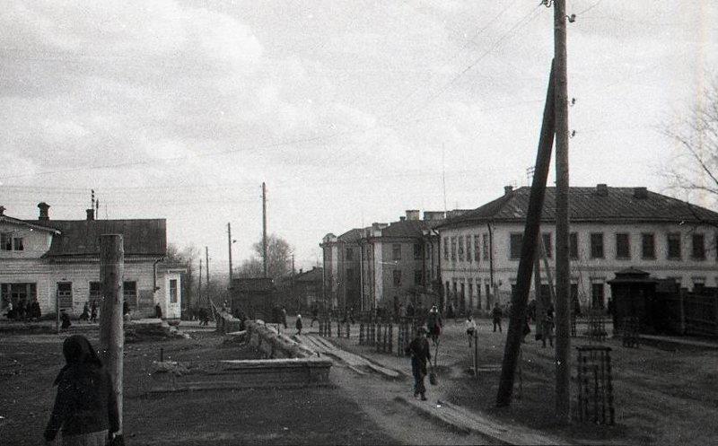 В.Сивкова, 171 Дом Горместхоза («Донат») 17 ppsiz.ru Конец 1940-х Перекрёсток Советской и Ленина Сивкова Фундамент Ильинской церкви