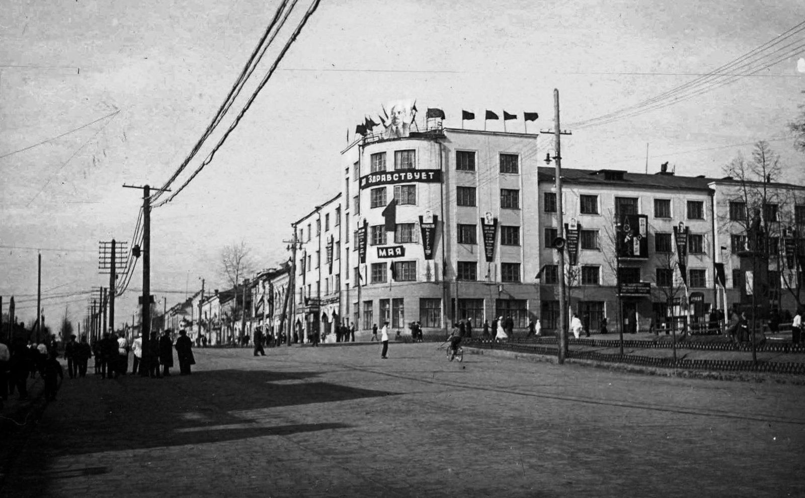 Перекрёсток Горького и Советской. 59 ppsiz.ru 1940 год Перекрёсток Горького и Советской Первомайская демонстрация