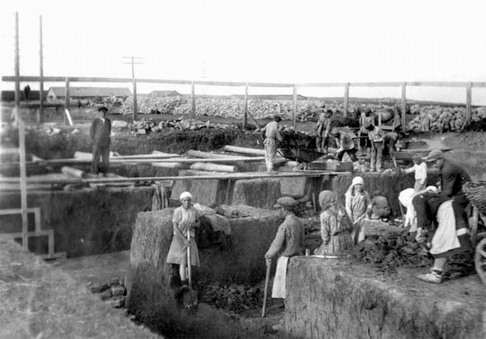 1944 год Рытьё котлованов под фундаменты Ижевского вокзала