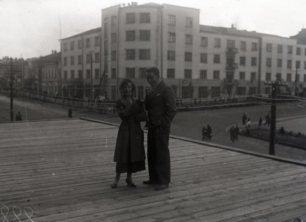 Перекрёсток Горького и Советской. 60 ppsiz.ru 1947 год Перекрёсток Горького и Советской Фотоснимок пары на здании КОРа