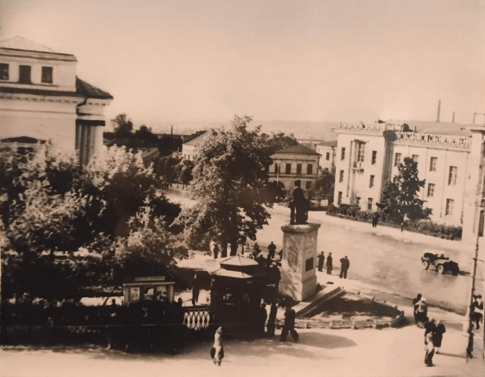 Перекрёсток Горького и Советской. 72 ppsiz.ru Конец 1950-х Перекрёсток Горького и Советской Памятник Пастухову