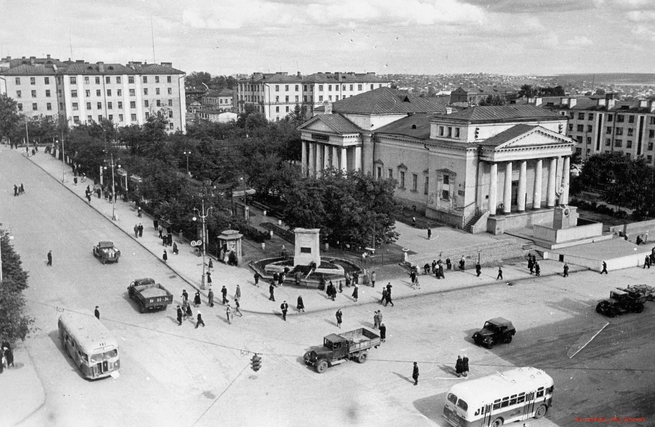 Перекрёсток Горького и Советской. 66 ppsiz.ru 1950-е Перекрёсток Горького и Советской Памятник Сталину