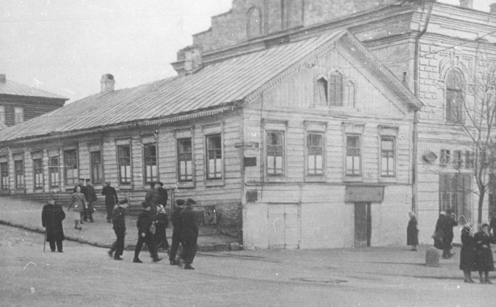 1950-е Перекрёсток Красногеройской и Горького сейчас здесь 26 корпус Мотозавода