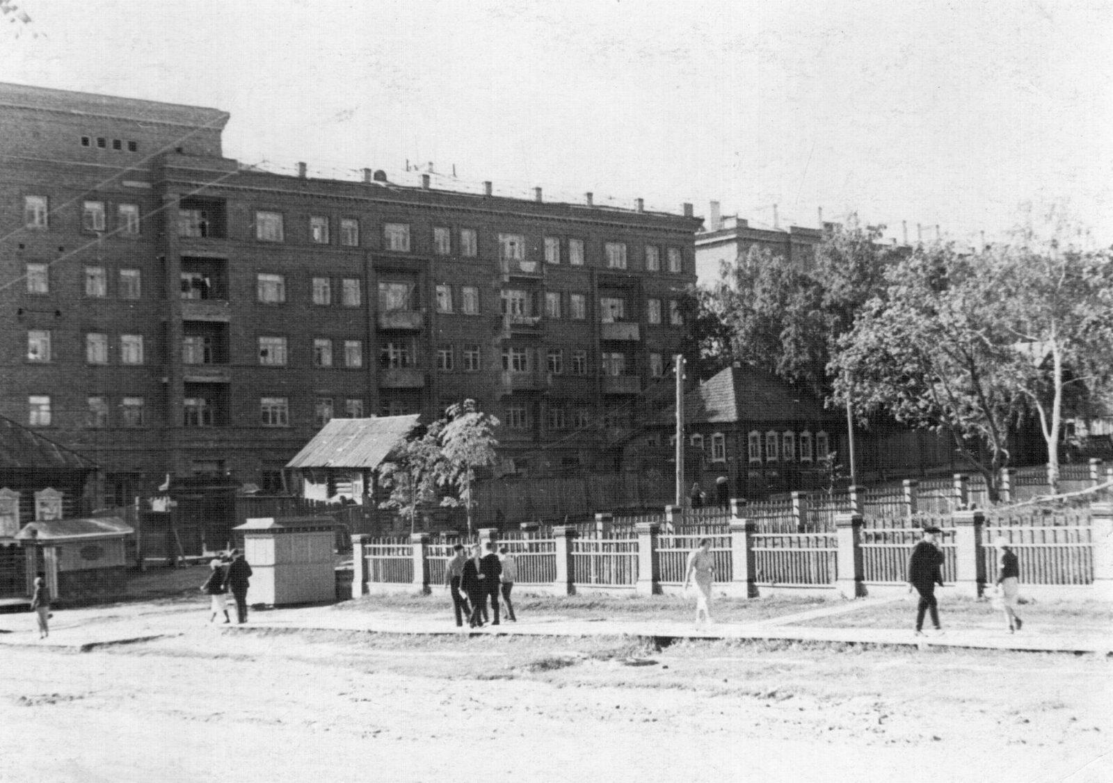 Перекрёсток Советской и Коммунаров. 10 ppsiz.ru 1950-е Перекрёсток Советской и Коммунаров
