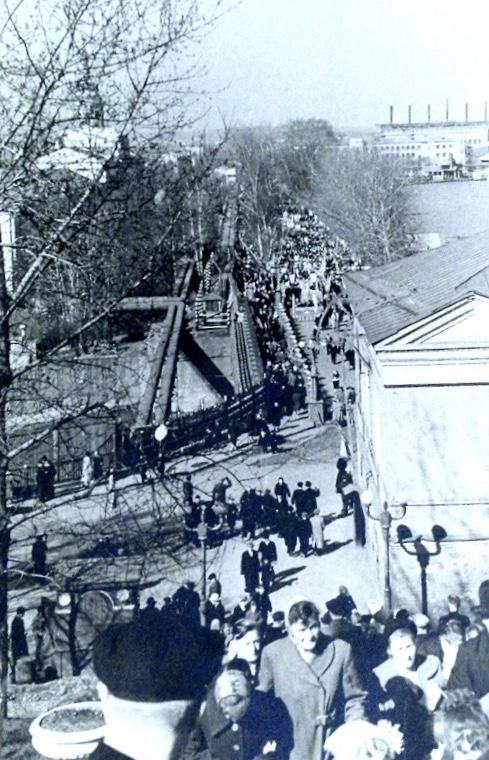 1950-е Плотинная улица Праздничный день