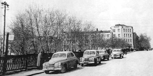 Наземный общественный транспорт. 62 ppsiz.ru 1950-е Стоянка такси на улице Краснаой