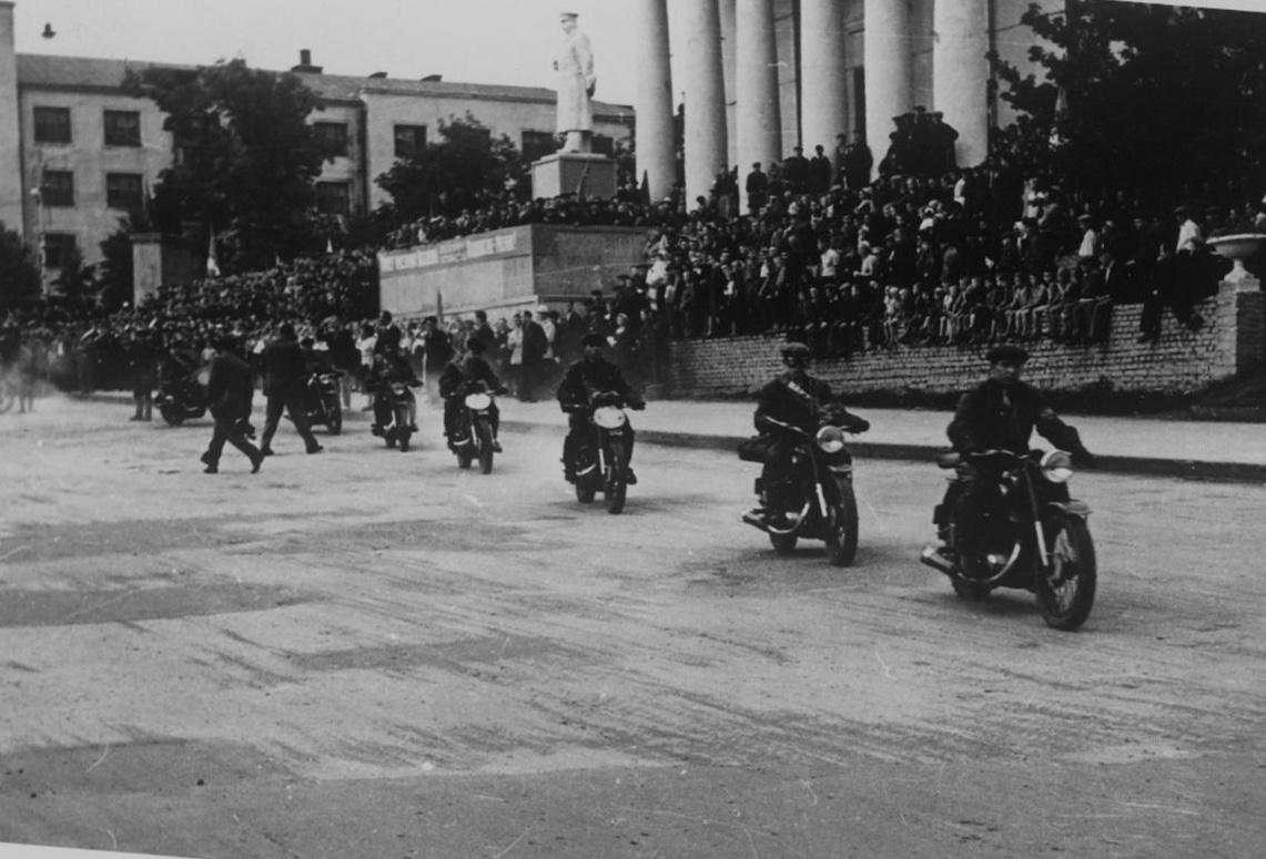 1950-е Улица Горького Памятник Сталину около кинотеатра Колосс