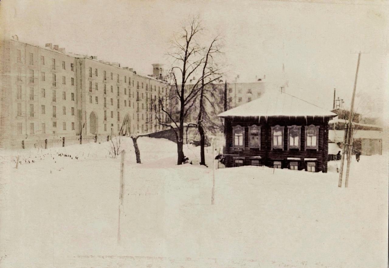 Коммунаров, 223. Жилой дом с башенкой-бельведером и магазином «Спорттовары». 14 ppsiz.ru 1950-е Во дворе дома на Советской-Коммунаров