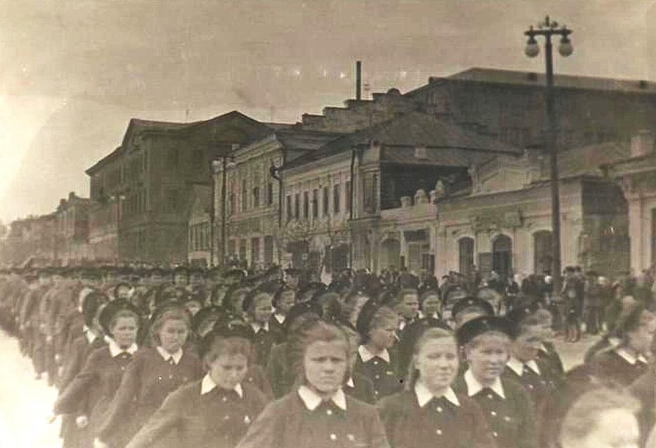 1952 год Улица Горького Строевой смотр учащихся ремесленного училища №1