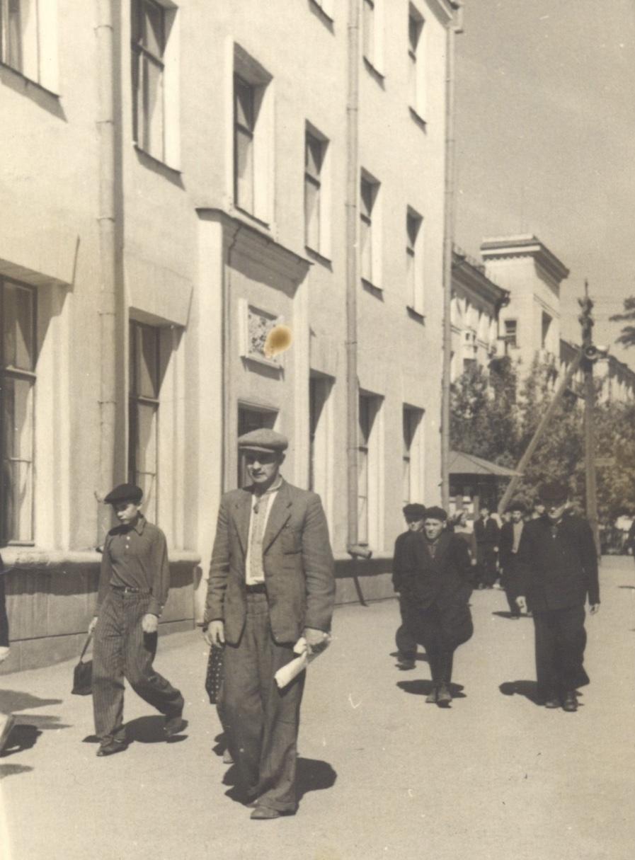 1954 год Улица Советская Около будущего кафе Пингвин