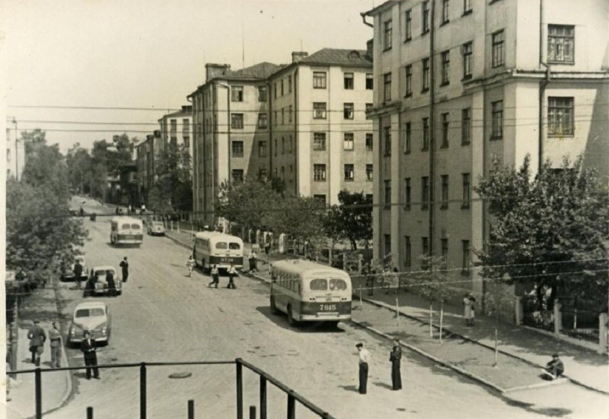 Наземный общественный транспорт. 65 ppsiz.ru 1954 год Улица Красная Такси и автобусы