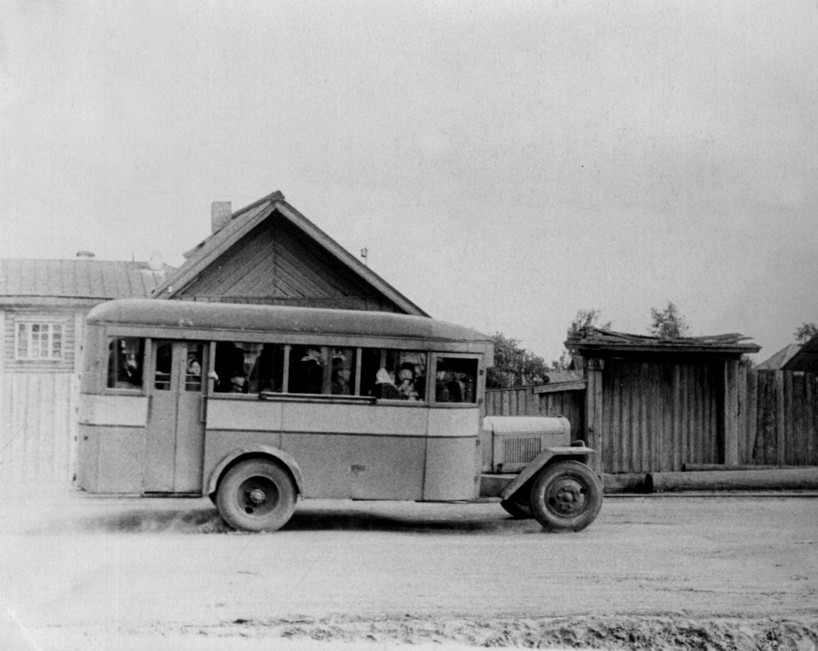 Наземный общественный транспорт. 67 ppsiz.ru 1956 год Автобус на улице Телегина