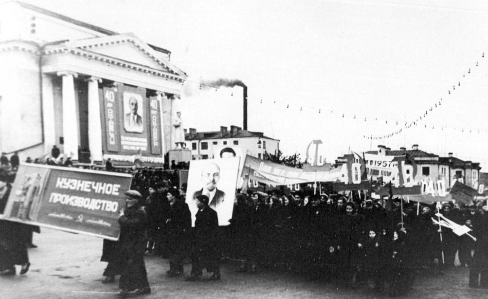 1957.11.07 Улица Горького Ноябрьская демонстрация