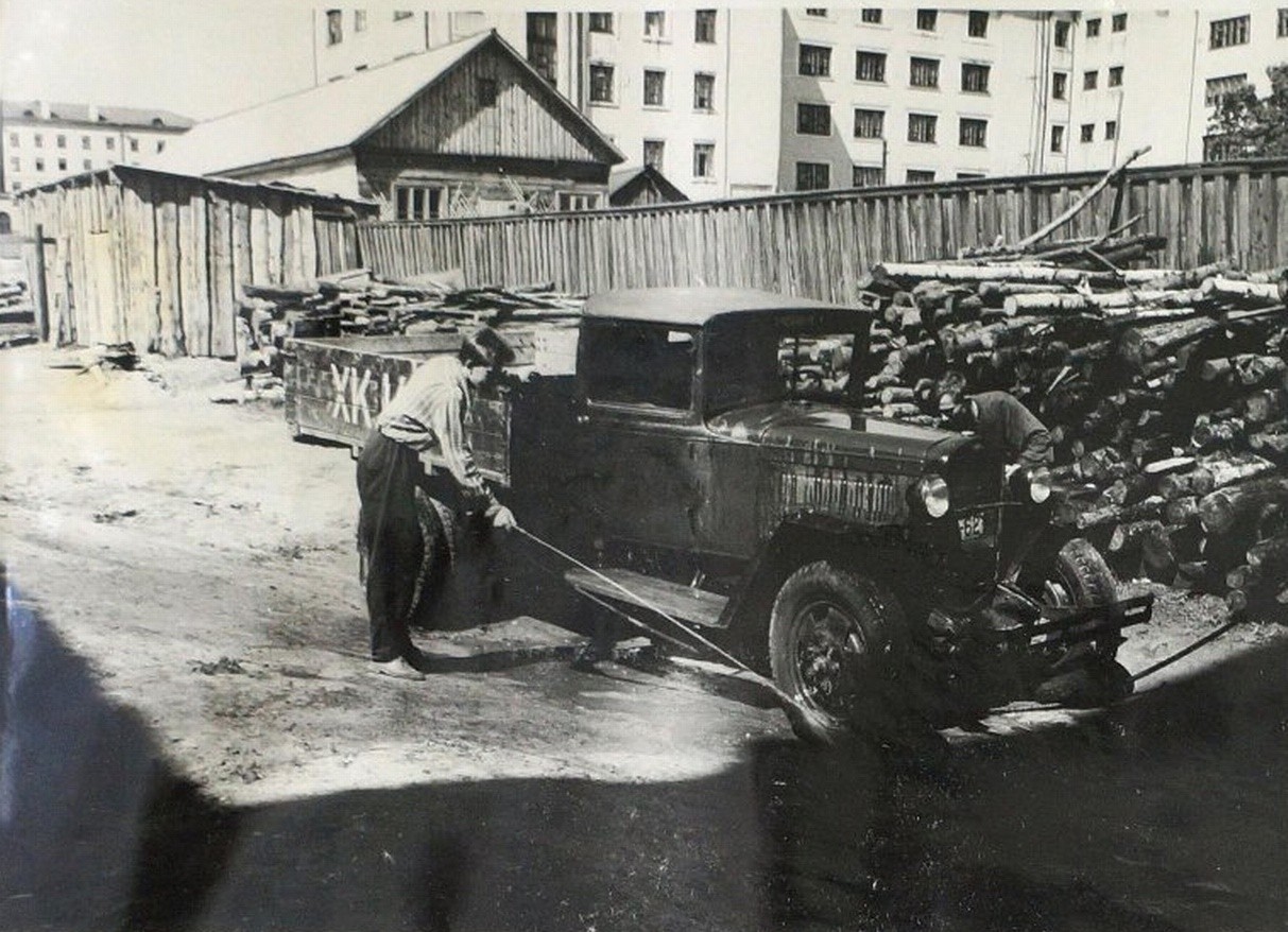 Красногеройская, 35. Школа №30. 22 ppsiz.ru 1958 год Мойка грузовика во дворе школы №30 Направление съёмки запад