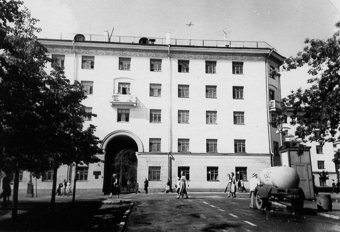 Советская, 9 Жилой дом с аркой 12 ppsiz.ru 1959 год Советская 9 Арка - ул Ленина ныне Вадима Сивкова