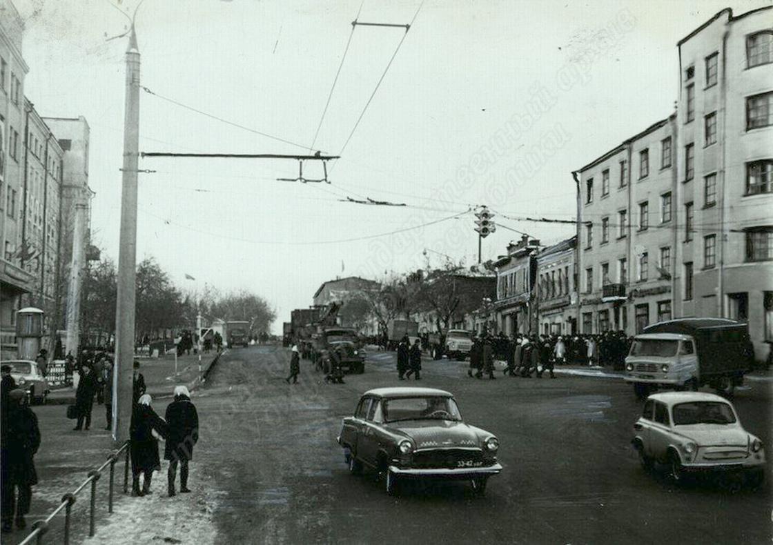 Конец 1960-х начало1970-х Улица Горького Слева будка регулировщика