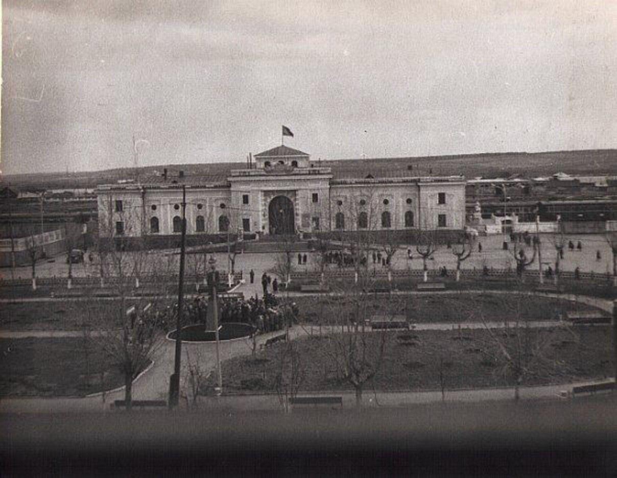 1960-е Общий вид вокзала и привокзальной площади