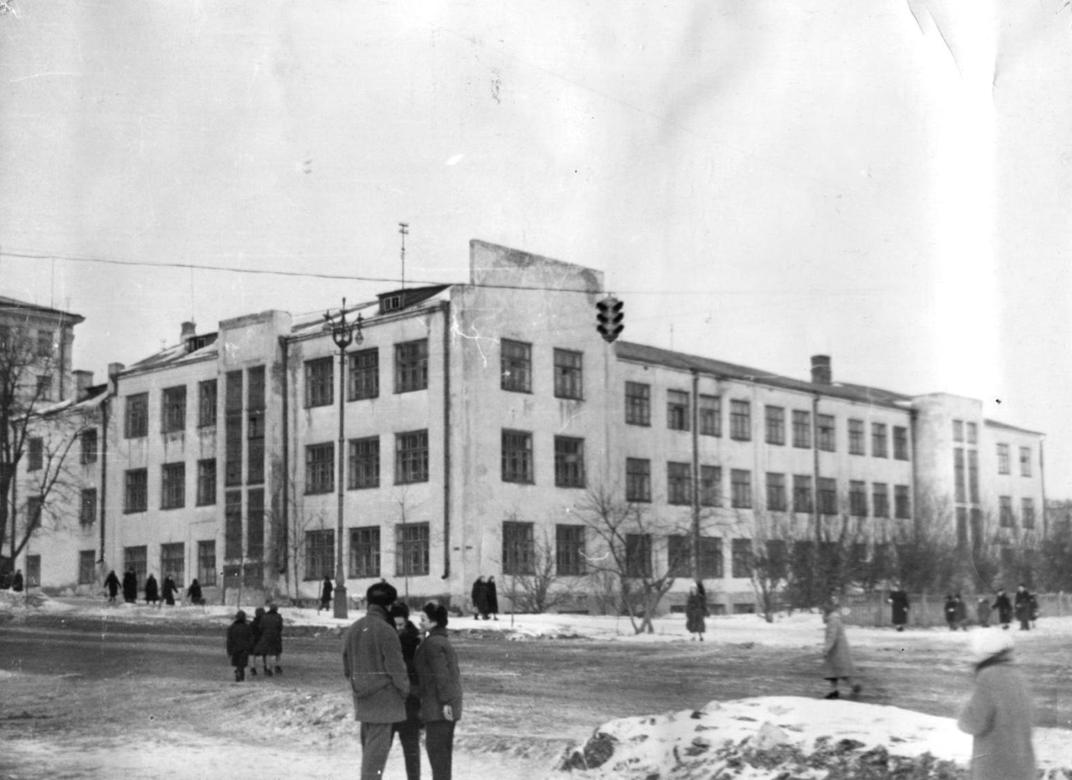 Красногеройская, 35. Школа №30. 24 ppsiz.ru 1960-е Школа №30