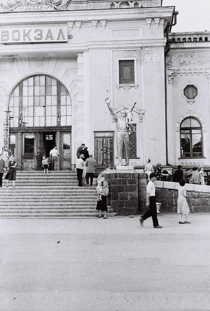 1960-е Скульптура на входе в здание вокзала