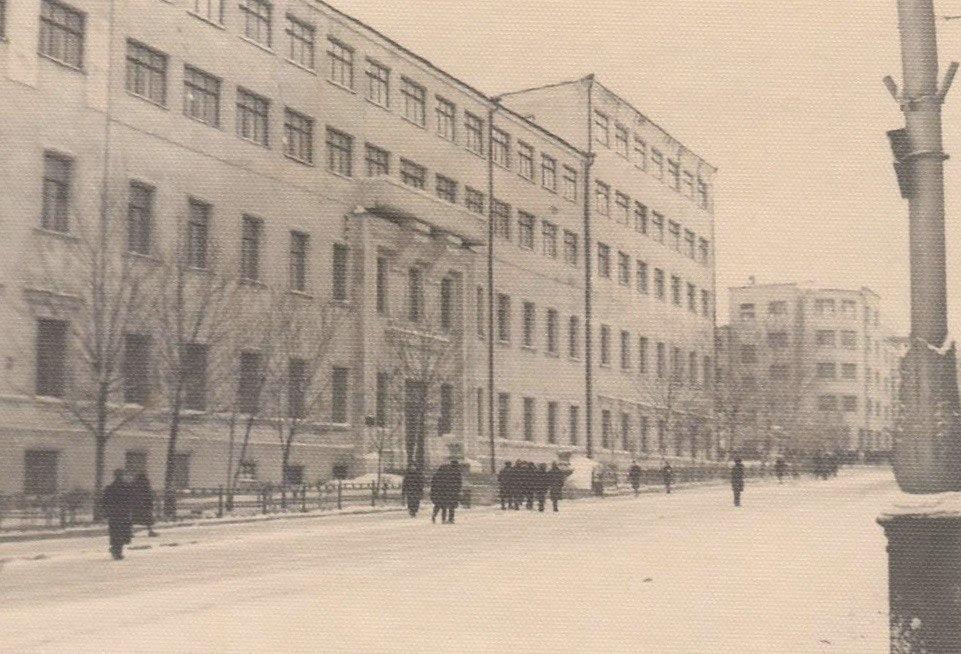 1960 год Улица Советская слева здание Дома Правительства