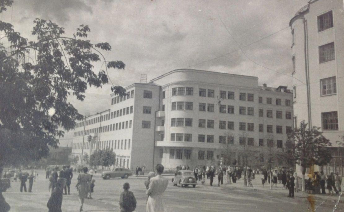 Перекрёсток Горького и Советской. 74 ppsiz.ru 1960 год Здание Дома правительства УАССР