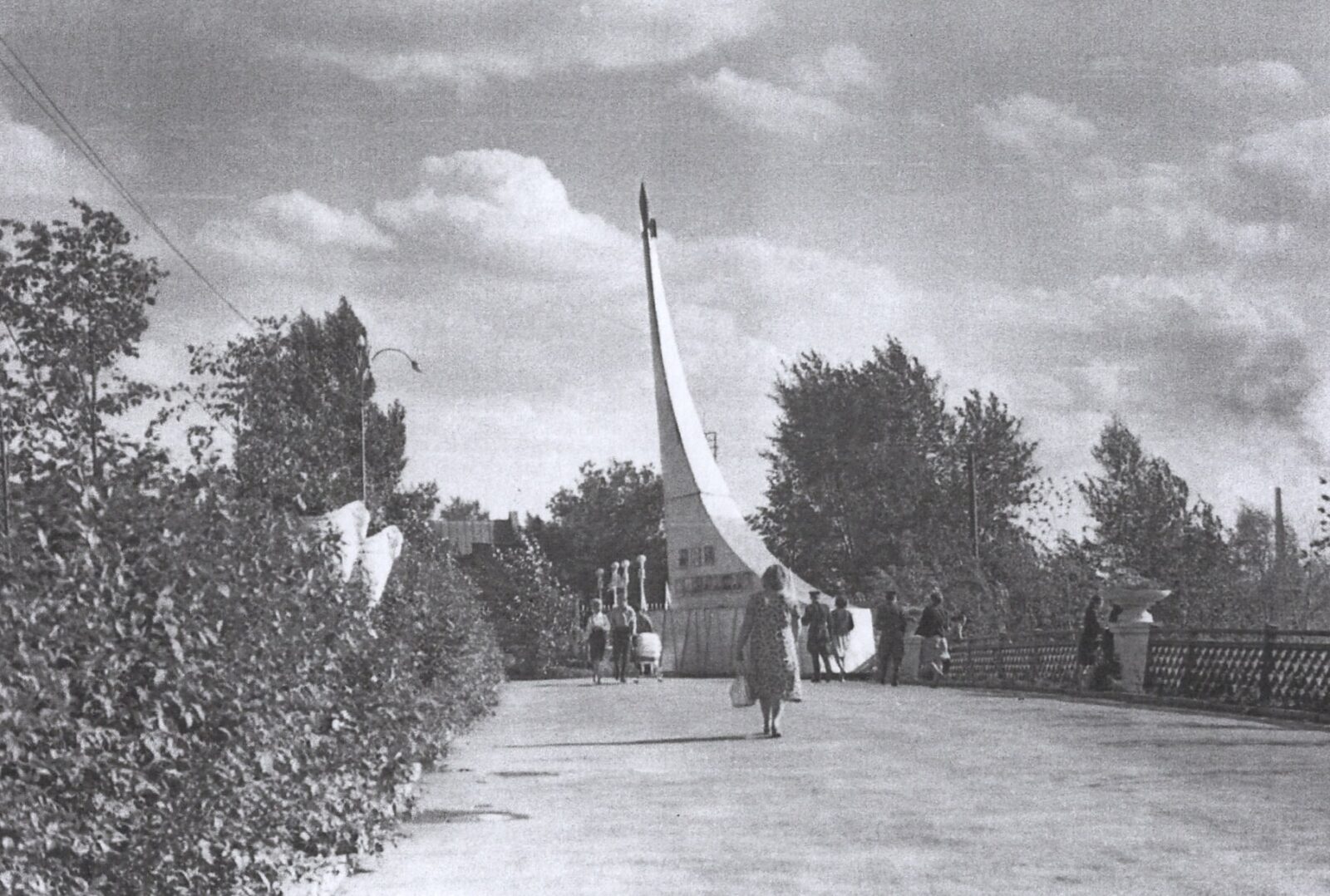 1965 год Стела покорителей космоса возле лестницы ведущей с улицы Советской к плотине