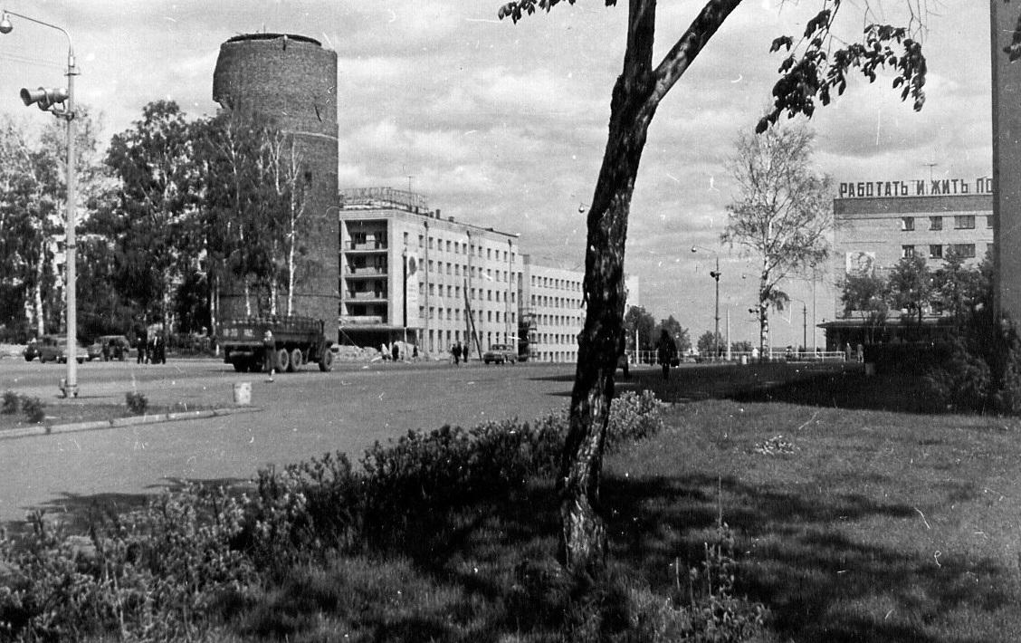 1968 год Перекрёсток Пушкинской и Наговицына Водонапорная башня перед сносом и новая гостиница Ижевск