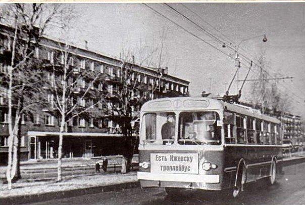 Наземный общественный транспорт. 75 ppsiz.ru 1968.11.06 Один из первых троллейбусов