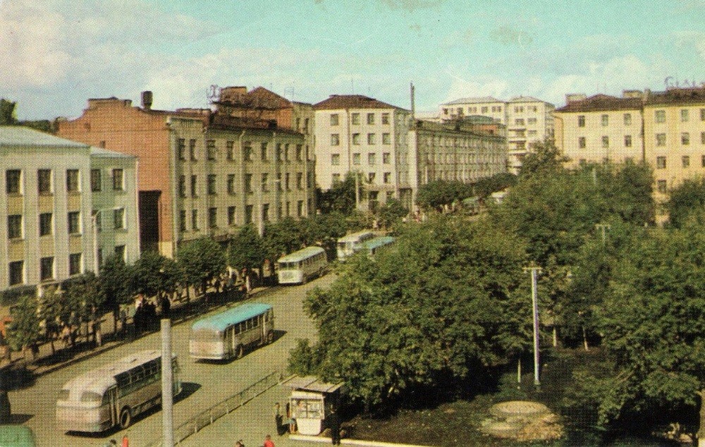 1969 год Автобусы ЗИЛ-158 и ЛАЗ-695 на улице Советской и киоск Союзпечать