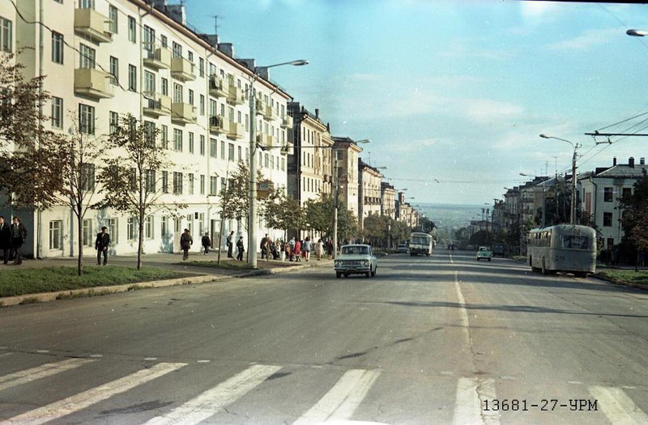 1970-е Улица Пушкинская Жилой дом Лихвинцева 46 слева