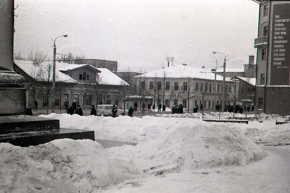 1970-е Улица Советская Около памятника Ленину