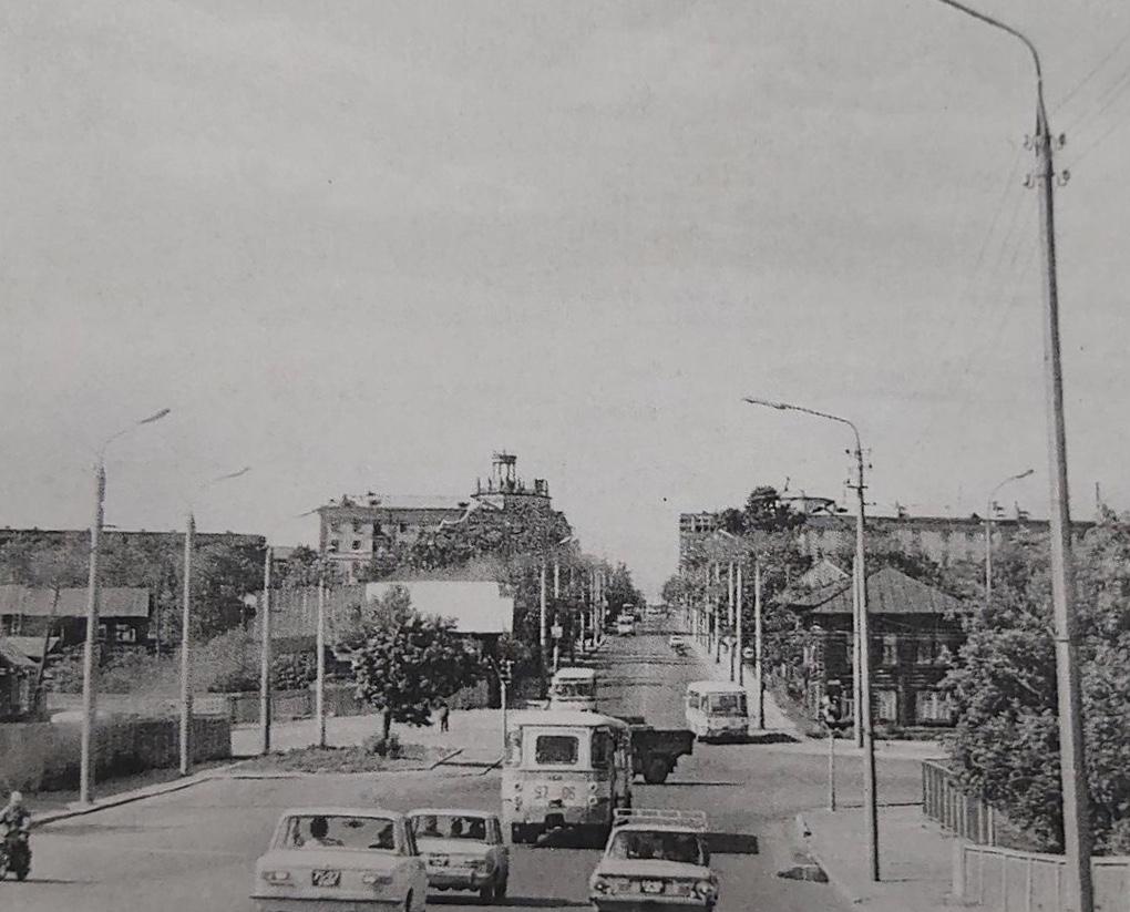 1970-е Вид с моста через реку Иж на перекрёсток улиц Максима Горького и Карла Либкнехта